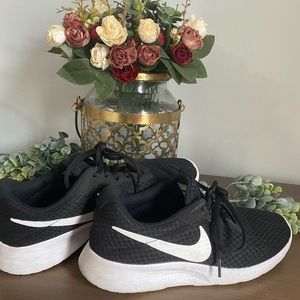 BLACK AND WHITE NIKE SNEAKERS